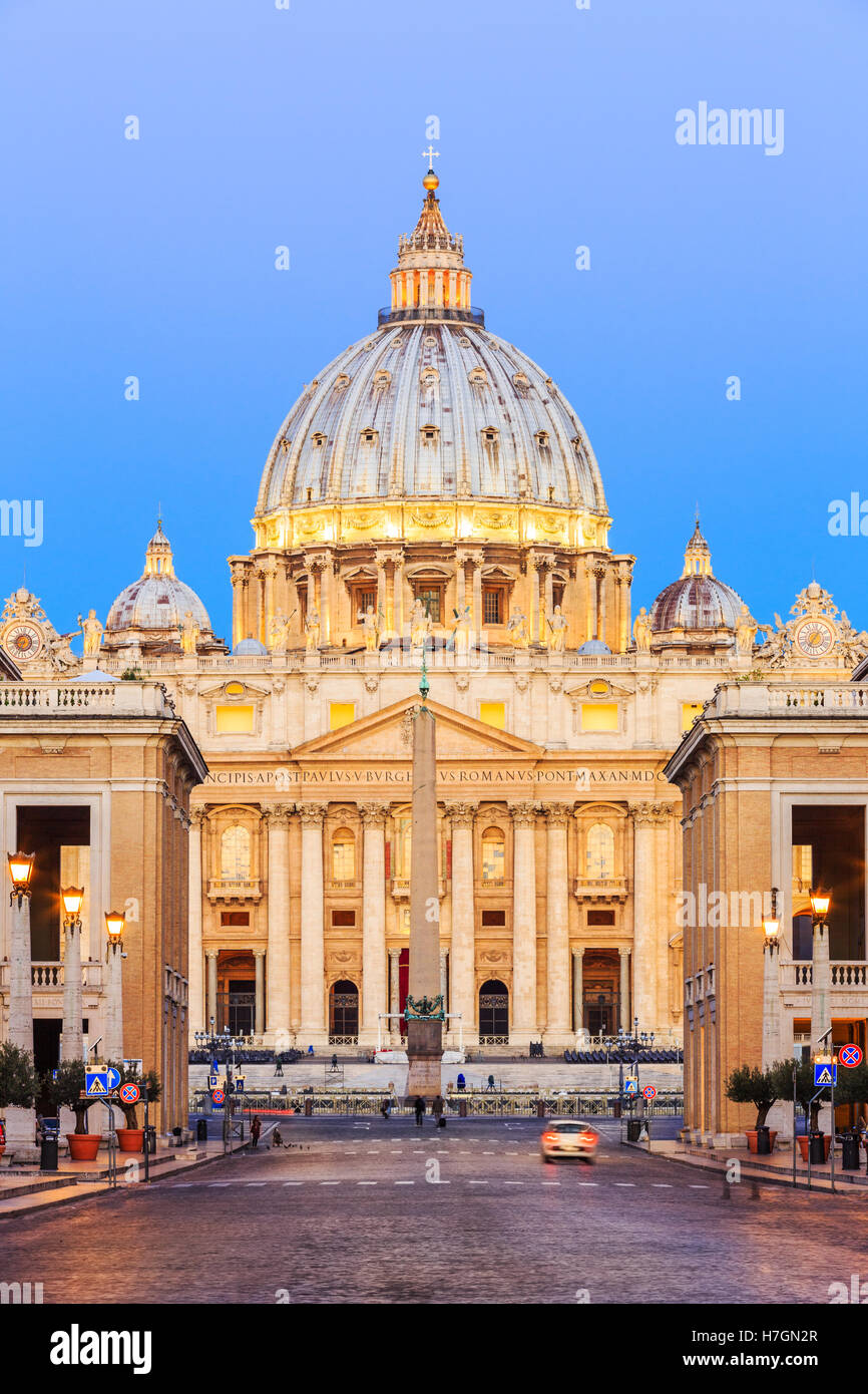 Sankt-Peters-Basilika in der Dämmerung, Vatikanstadt. Rom, Italien Stockfoto