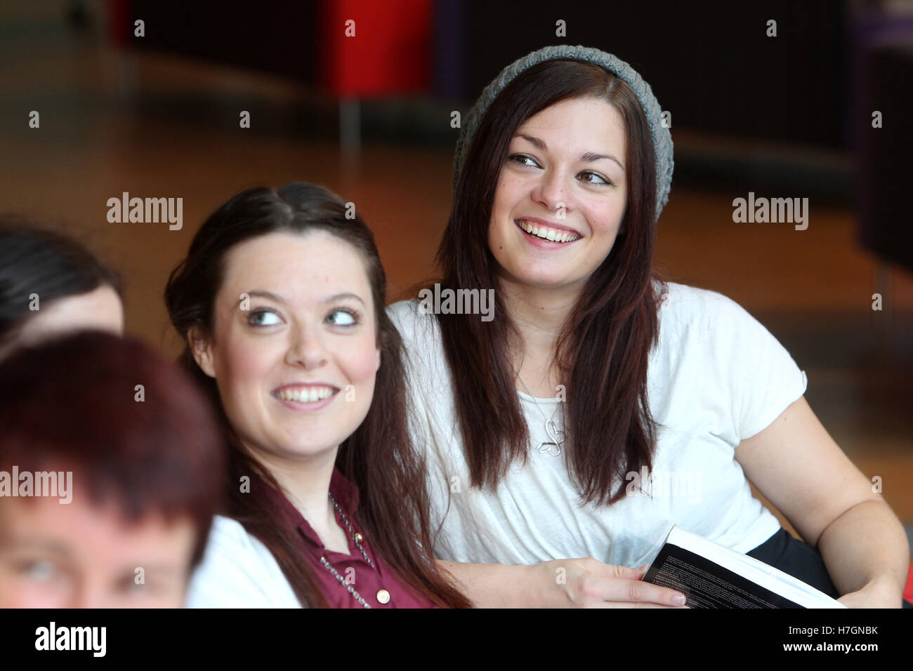 Junge Menschen im Gespräch Stockfoto