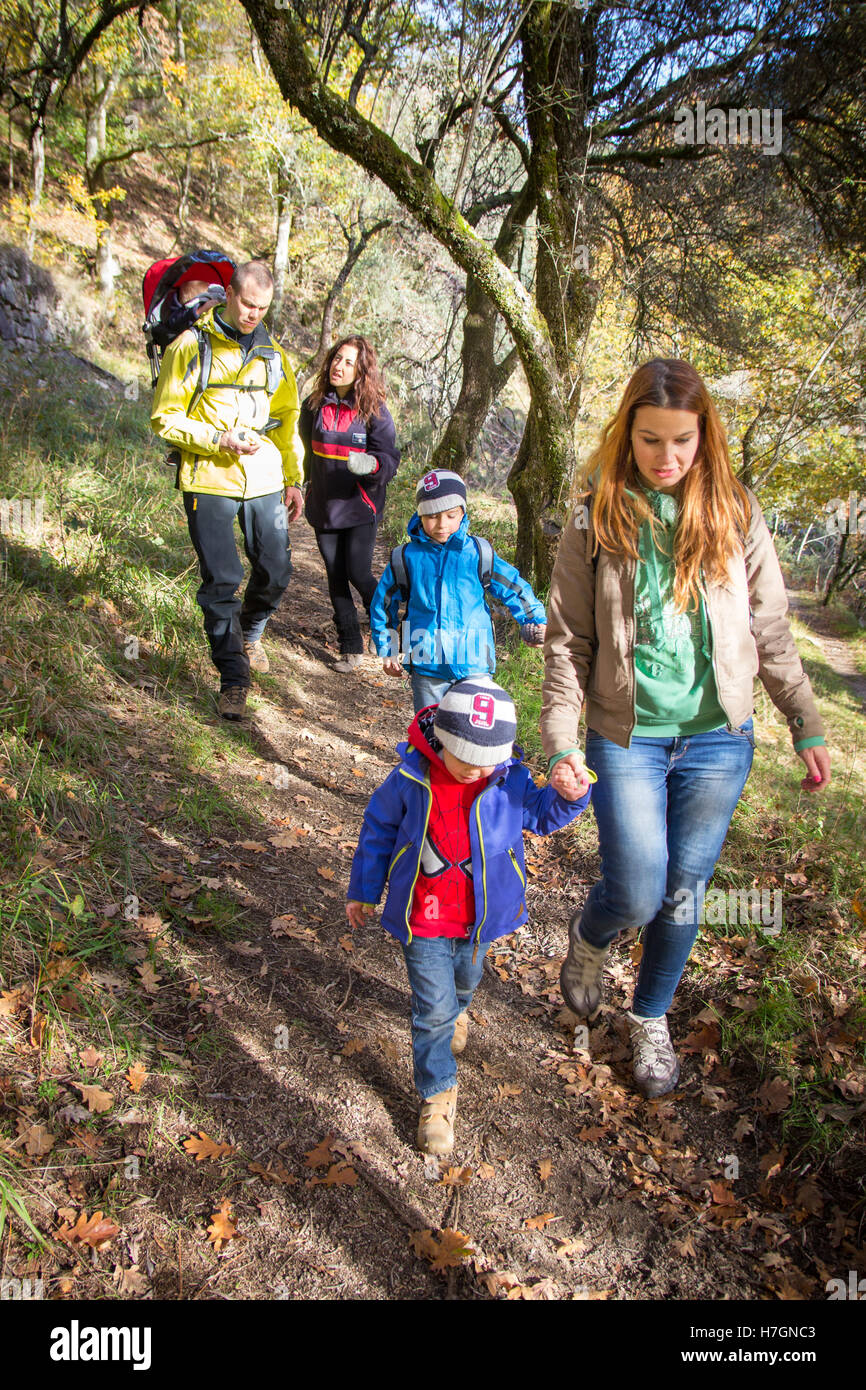 Familie mit 3 Kindern Wandern im freien Stockfoto