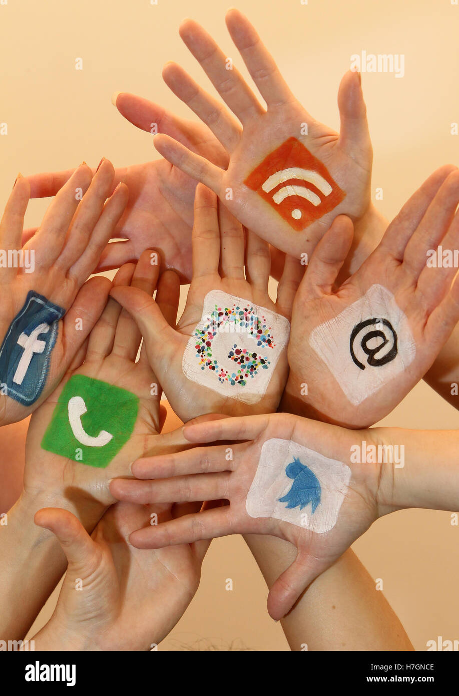 Hände zusammen mit social-Media-logos Stockfoto