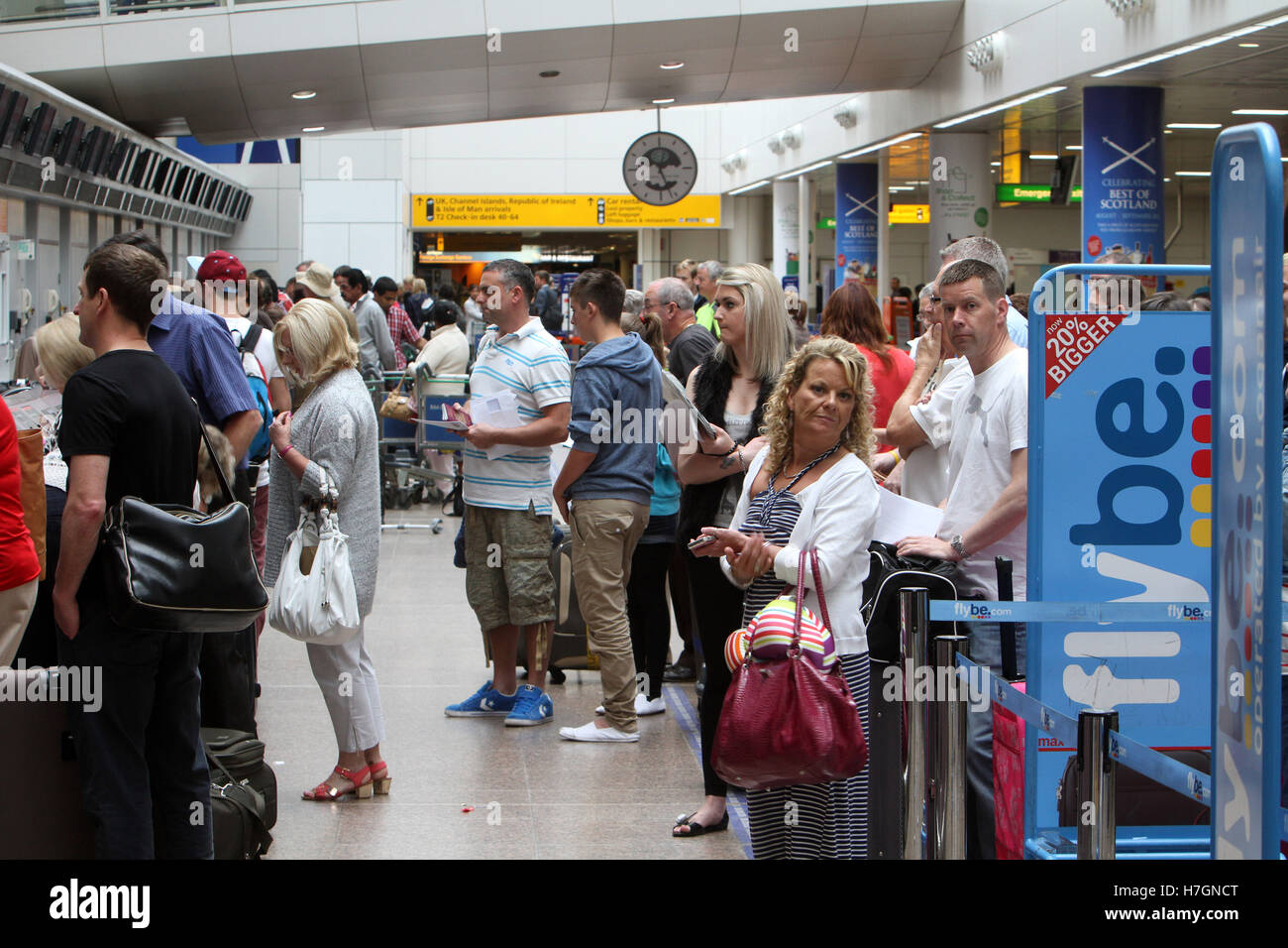 Passagiere anstehen in Glasgow Airport Stockfoto