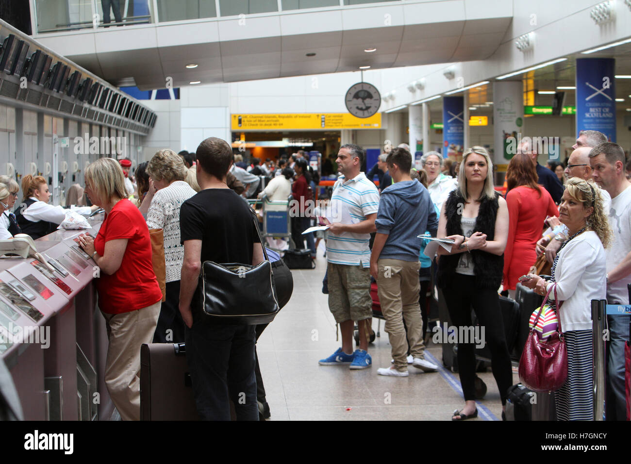 Passagiere anstehen in Glasgow Airport Stockfoto