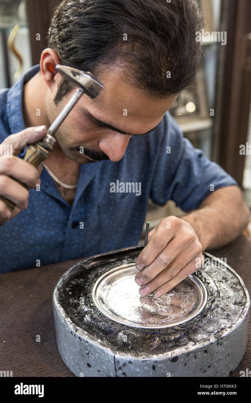 iranischen Mann erstellen Metallplatte mit hammer Stockfoto