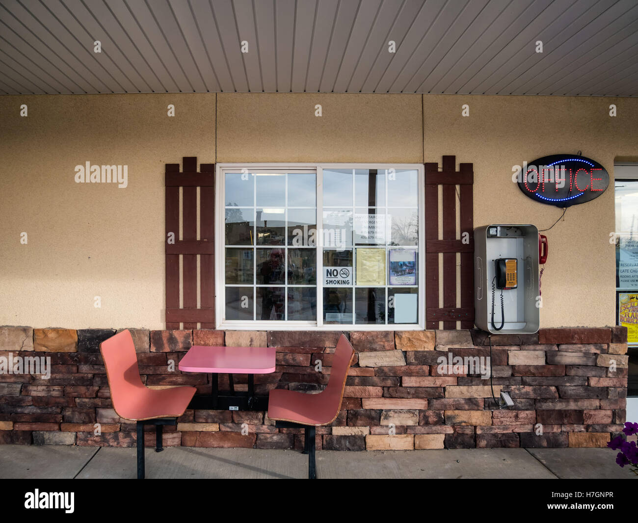 Platz zum Essen vor einem kleinen Geschäft in Bryce in der Nähe von Bryce, Utah, USA Stockfoto