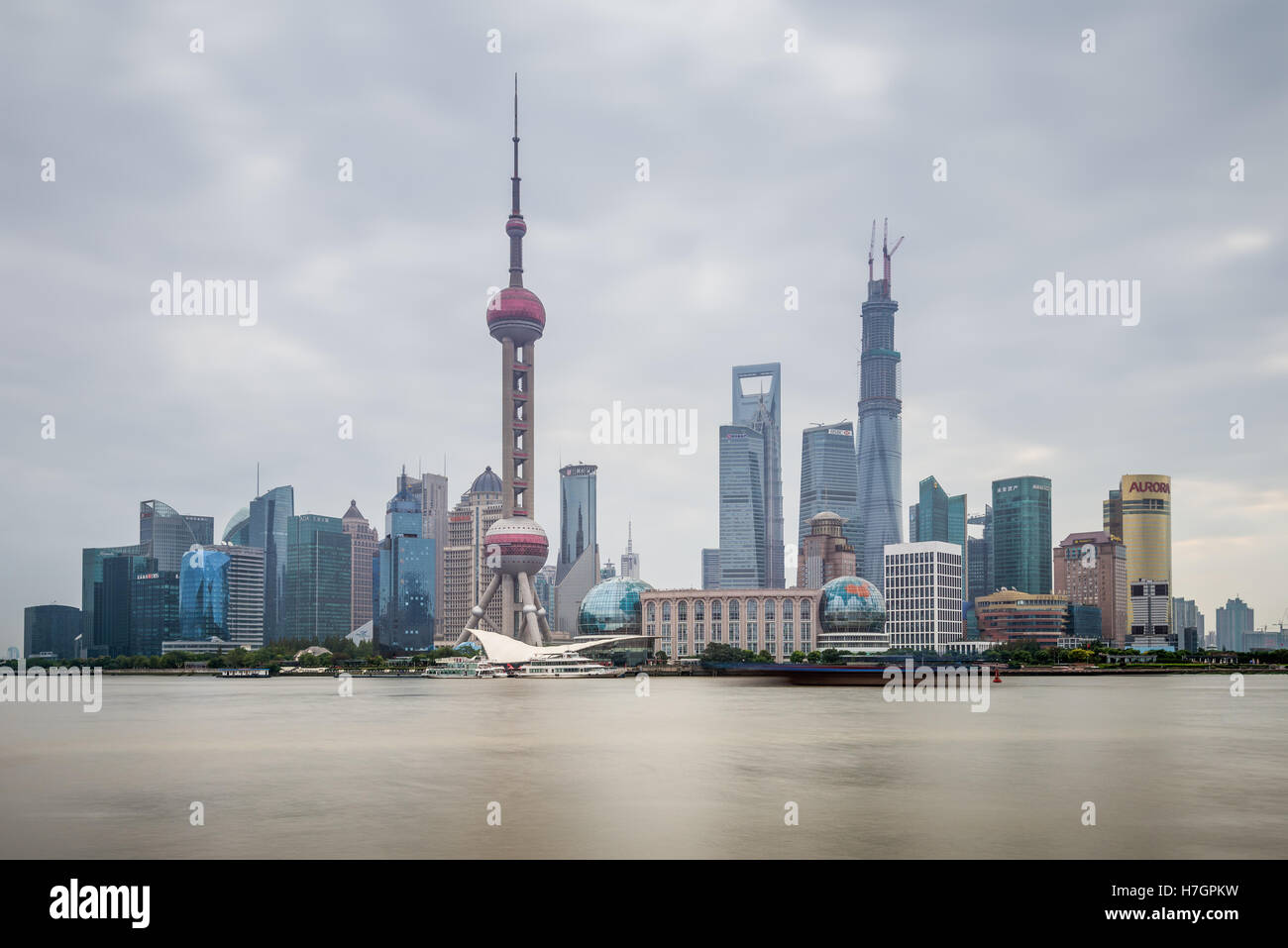 Skyline von Shanghai Pudong Wahrzeichen bei bewölktem Wetter, China Stockfoto