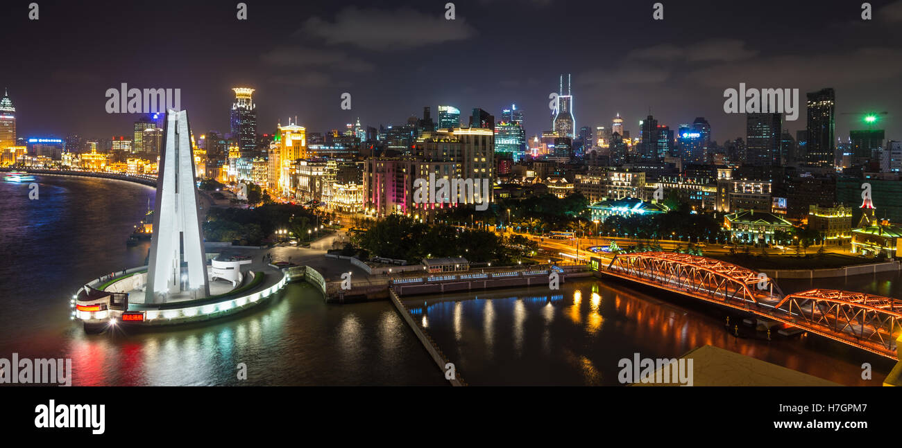 Aerial Panorama in der Nacht von Bund mit Waibaidu Brücke und Denkmal für die Helden des Volkes, Shanghai, China Stockfoto