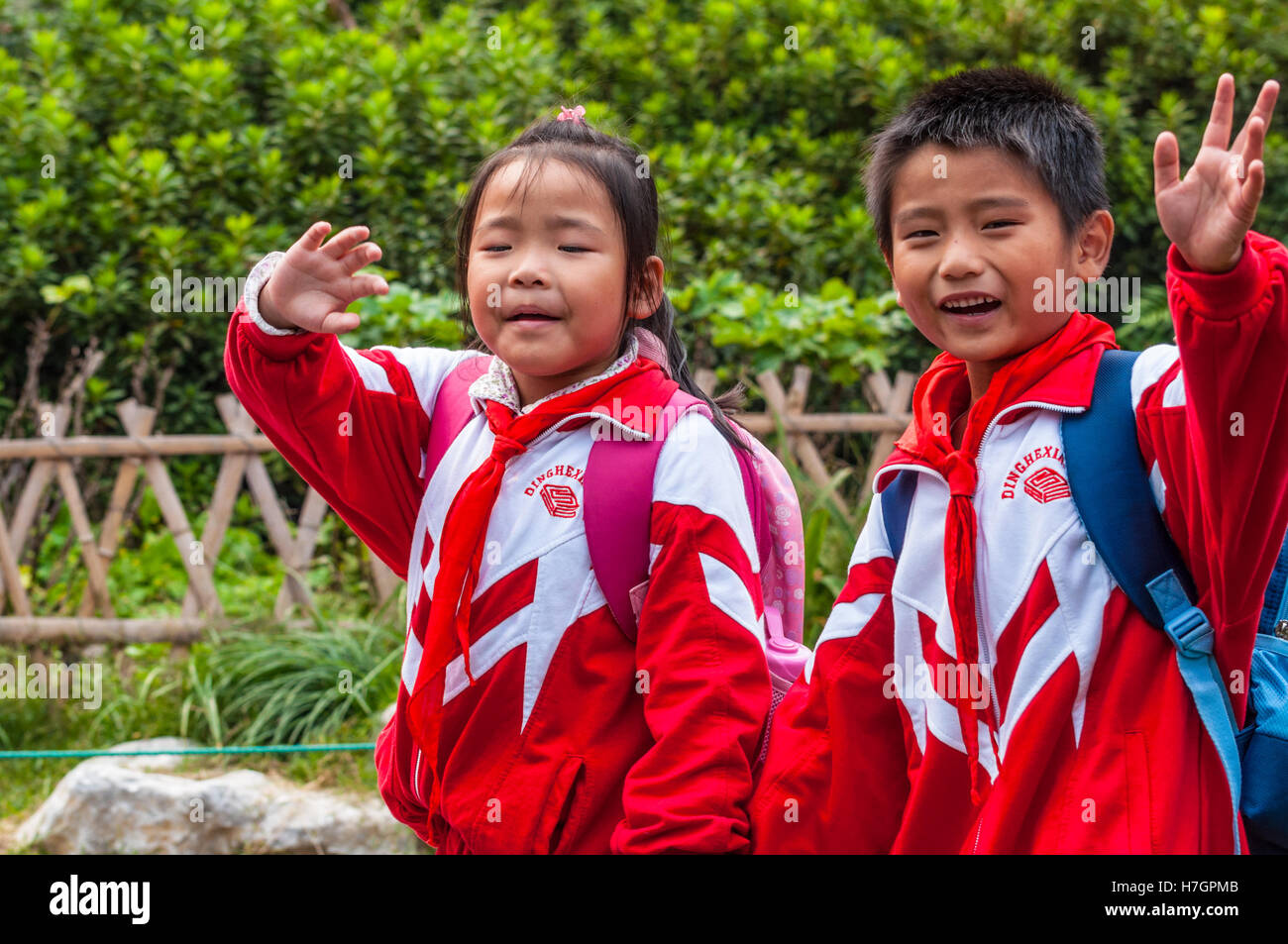 Chinesische Schulkinder im Hafen Blumenpark, West Lake Hangzhou, China. Stockfoto