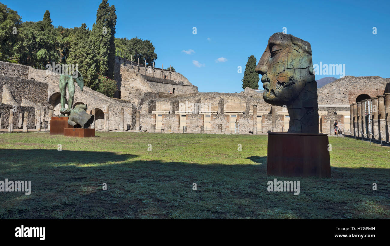 Antiken Pompeji und zeitgenössische Skulpturen von polnischen Künstler Igor Mitoraj, Pompeji, archäologische Stätte, Kampanien, Italien Stockfoto