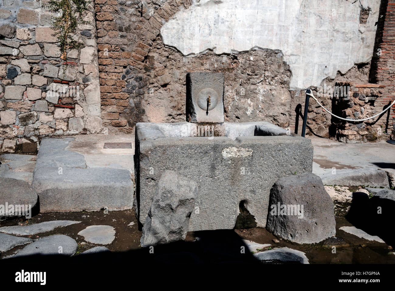 Ancien trinken Wasserhahn auf Pompeji Street, archäologische Stätte, Kampanien, Italien Stockfoto