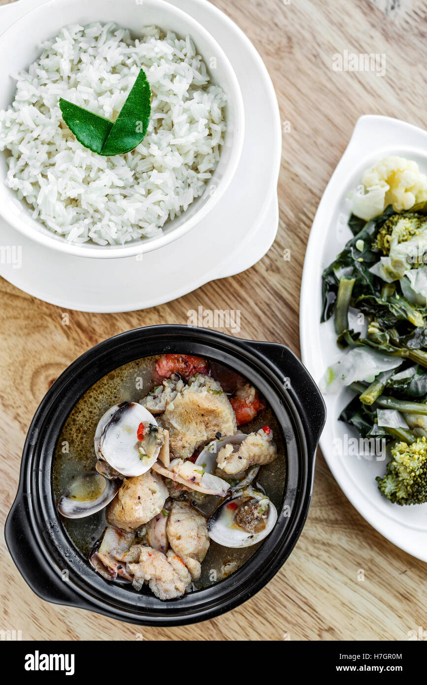 traditionelle Fisch Muscheln und gemischten Meeresfrüchten portugiesischen würzige Suppe Eintopf Essen Stockfoto