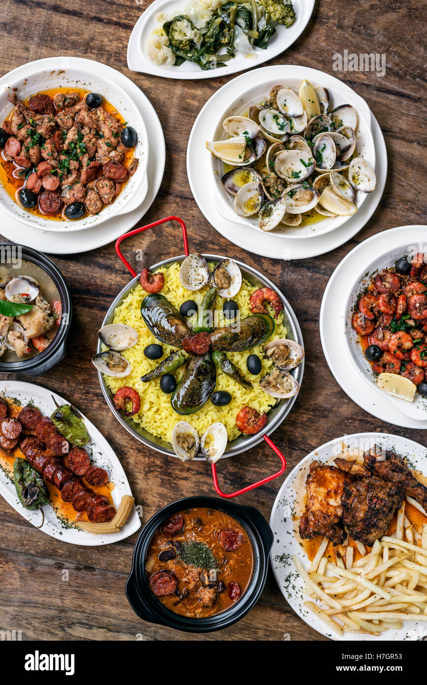gemischte portugiesischen traditionellen rustikalen Tapas berühmte gastronomische Auswahl auf Holztisch Stockfoto