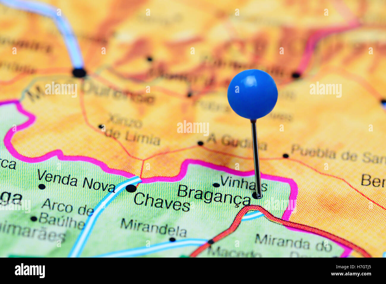 Braganca, fixiert auf einer Karte von Portugal Stockfoto