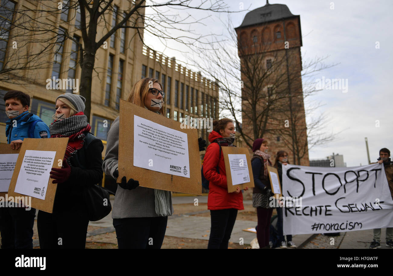 Chemnitz, Deutschland. 4. November 2016. Mitglieder einer Gruppe von Amnesty International haben für ein Flashmob mit maskierten Mündern und Plakate im Zentrum von Chemnitz, Deutschland, 4. November 2016 gesammelt. Mit dieser Aktion will die Gruppe auf die Versäumnisse der Behörden bei der rechtsextreme Terror-Zelle NSU aufmerksam. Foto: HENDRIK SCHMIDT/Dpa/Alamy Live News Stockfoto