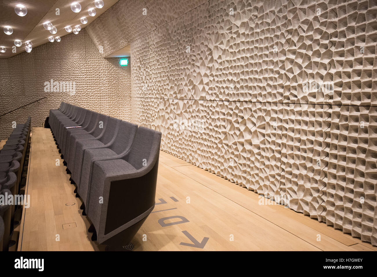 Ein Teil des akustischen inneren Verkleidungen, die sogenannte "weiße Haut" im großen Saal der Philharmonie Elbphilharmonie während eines Presse-Tour in Hamburg, Deutschland, 4. November 2016. Die Elbphilharmonie Philharmonie wurde beendet - rund neuneinhalb Jahre nach der Grundsteinlegung des ersten Steins. Mit diesem Festakt Bauunternehmen übergibt Hochtief den Konzertsaal, der freien und Hansestadt Hamburg. Plaza, die zentralen Aussichtsplattform zwischen dem historischen Backstein-Sockel und dem neuen gebaut aus Glas für die Elbphilhatrmonie gefertigt, ist für die Öffentlichkeit vom 5. November. Die Elb Stockfoto