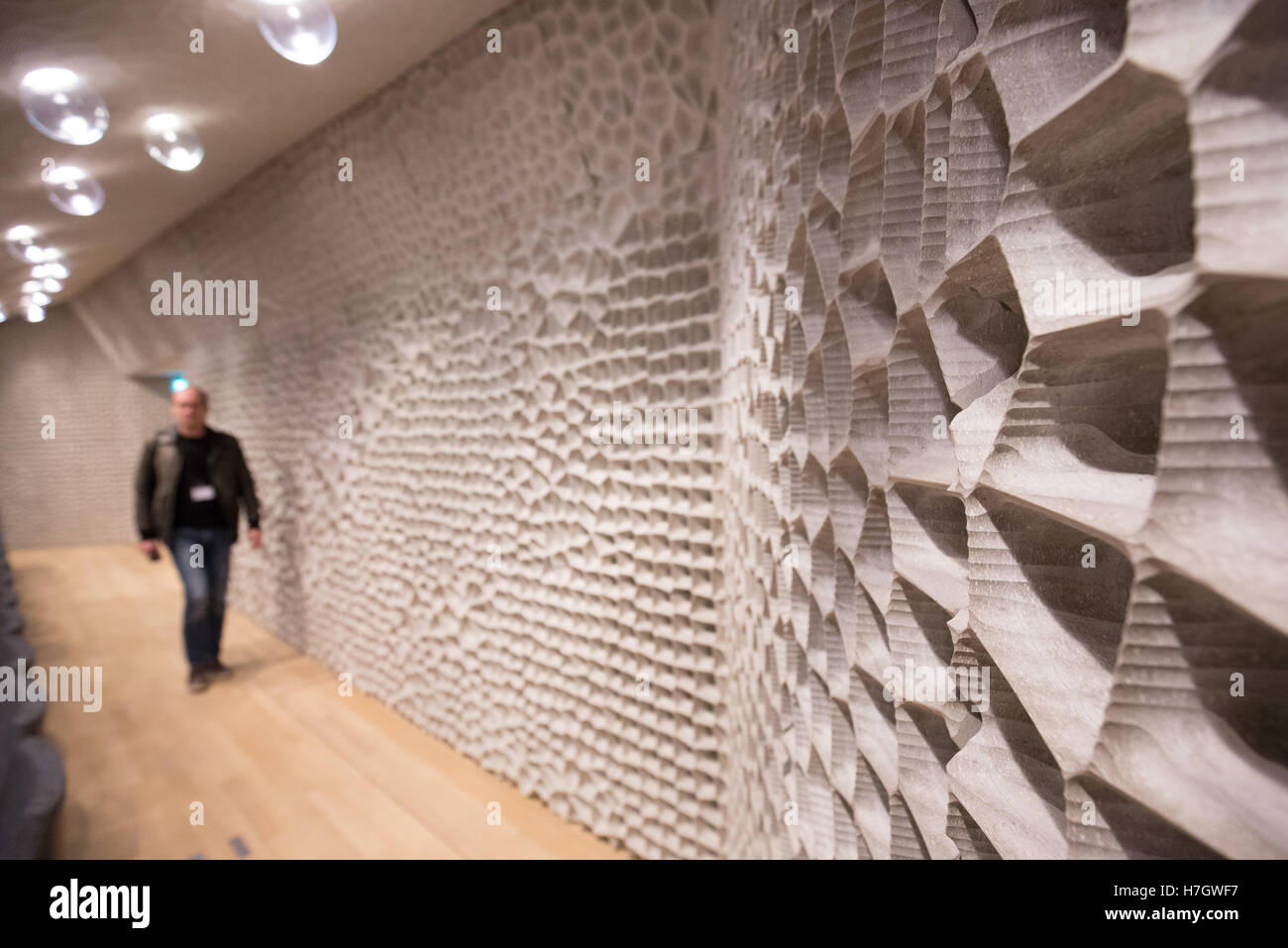 Ein Teil des akustischen inneren Verkleidungen, die sogenannte "weiße Haut" im großen Saal der Philharmonie Elbphilharmonie während eines Presse-Tour in Hamburg, Deutschland, 4. November 2016. Die Elbphilharmonie Philharmonie wurde beendet - rund neuneinhalb Jahre nach der Grundsteinlegung des ersten Steins. Mit diesem Festakt Bauunternehmen übergibt Hochtief den Konzertsaal, der freien und Hansestadt Hamburg. Plaza, die zentralen Aussichtsplattform zwischen dem historischen Backstein-Sockel und dem neuen gebaut aus Glas für die Elbphilhatrmonie gefertigt, ist für die Öffentlichkeit vom 5. November. Die Elb Stockfoto