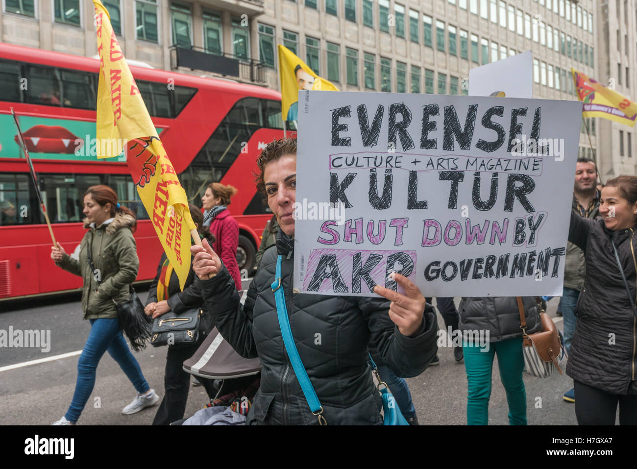 London, UK. 4. November 2016. Mehr als 500 Kurden marschieren friedlich durch London geräuschvoll in der türkischen Botschaft nach der Verhaftung heute früh von den beiden Führern der Türkei pro-kurdische Demokratische Volkspartei (HDP), zusammen mit mindestens 11 m/s zu protestieren. Sie sehen es als ein Versuch der Regierung und Ministerpräsident Erdogan, Demokratie in der Türkei zu beseitigen. Bildnachweis: Peter Marshall/Alamy Live-Nachrichten Stockfoto