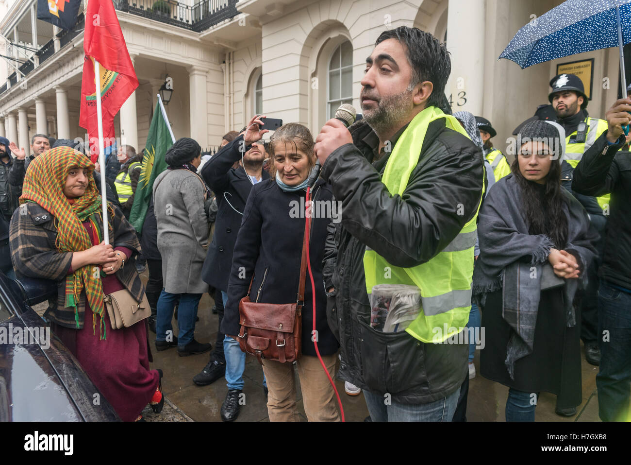 London, UK. 4. November 2016. Ein kurdischer Mann spricht auf der Kundgebung vor der türkischen Botschaft nach der Verhaftung heute früh von den beiden Führern der Türkei pro-kurdische Demokratische Volkspartei (HDP), zusammen mit mindestens 11 m/s. Sie sehen es als ein Versuch der Regierung und Ministerpräsident Erdogan, Demokratie in der Türkei zu beseitigen. Kurden sagen des türkischen Staates nimmt seit dem gescheiterten Putschversuch gegen Kurden, und sagen, die letzte Aktion wird aufgefordert, durch den Erfolg der kurdischen Kräfte beim Angriff auf ISIS (Daesh) Credit: Peter Marshall/Alamy Live News Stockfoto