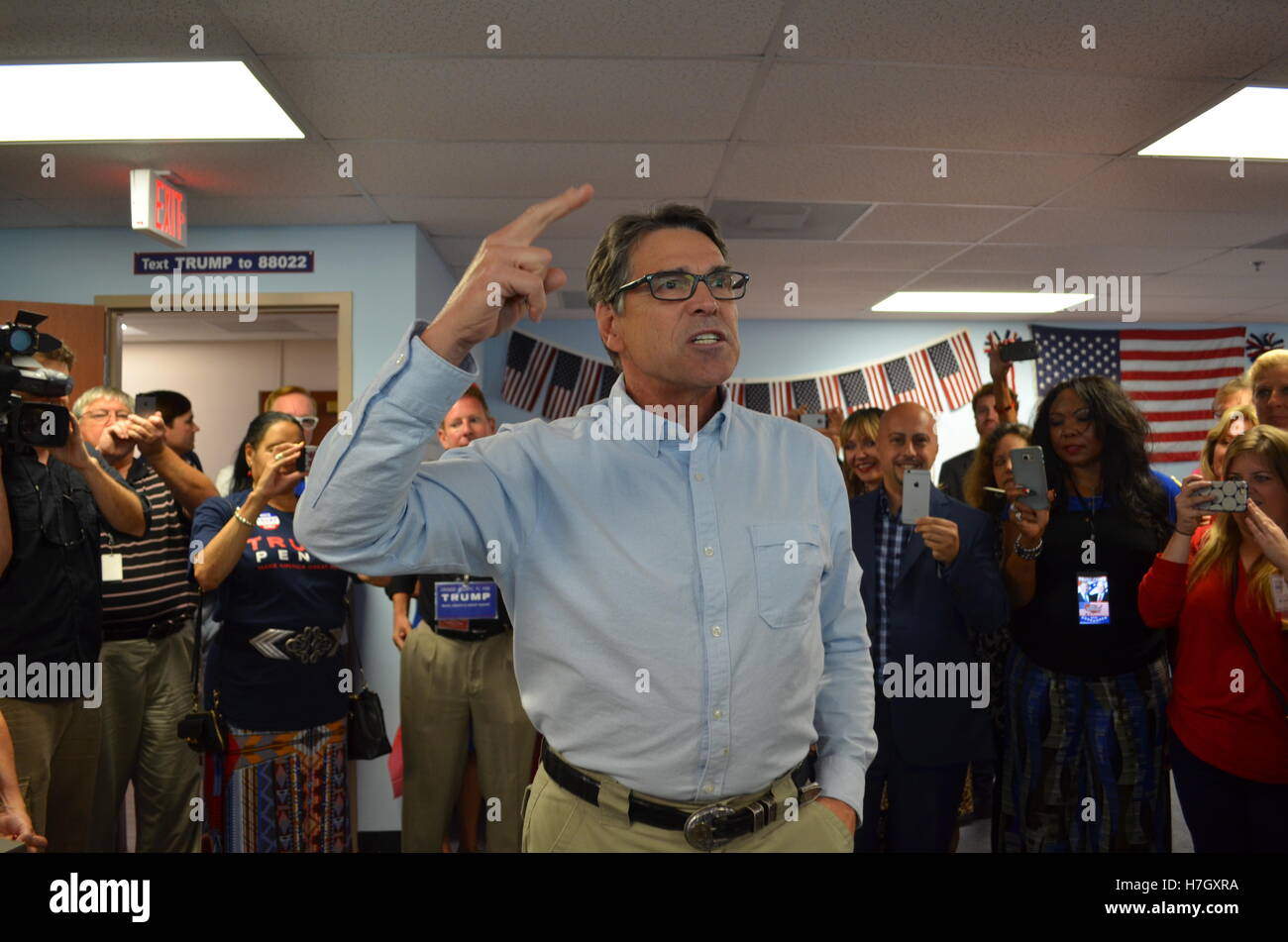 Orlando, USA. 4. November 2016. Der ehemalige Gouverneur von Texas und zwei Mal Präsidentschafts Kandidat Rick Perry Rallyes mit Donald Trump Fans in das "Herz des Korridors I4" In Downtown Orlando während der Zielgeraden Kampagne Credit: Frank Torres Frank Torres/Alamy Live News Stockfoto