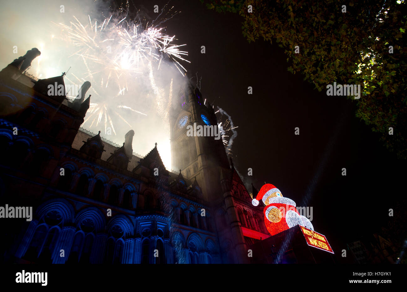 Manchester, UK. 4. November 2016. Das Feuerwerk auf dem jährlichen Christmas Lights Einschalten am Albert Square, Manchester. Bildnachweis: Russell Hart/Alamy Live-Nachrichten. Stockfoto