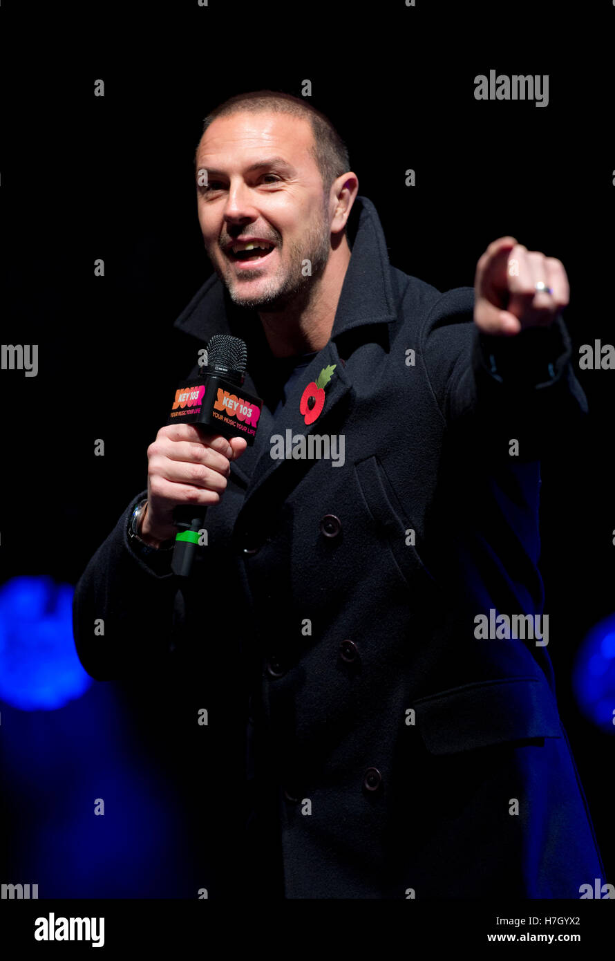 Manchester, UK. 4. November 2016. TV-Persönlichkeit Paddy McGuinness Gastgeber der jährlichen Christmas Lights Einschalten am Albert Square, Manchester. Bildnachweis: Russell Hart/Alamy Live-Nachrichten. Stockfoto