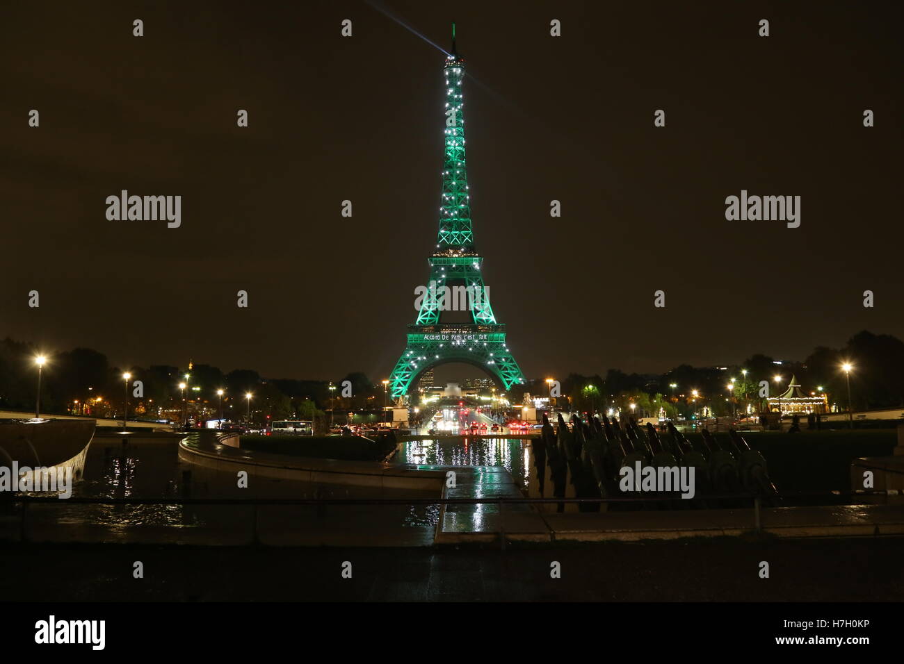 Paris. 4. November 2016. Der Eiffel-Turm leuchtet grün in Paris, Frankreich am 4. November 2016, das Inkrafttreten der Pariser Abkommen über den Klimawandel zu feiern. Bildnachweis: Han Qian/Xinhua/Alamy Live-Nachrichten Stockfoto