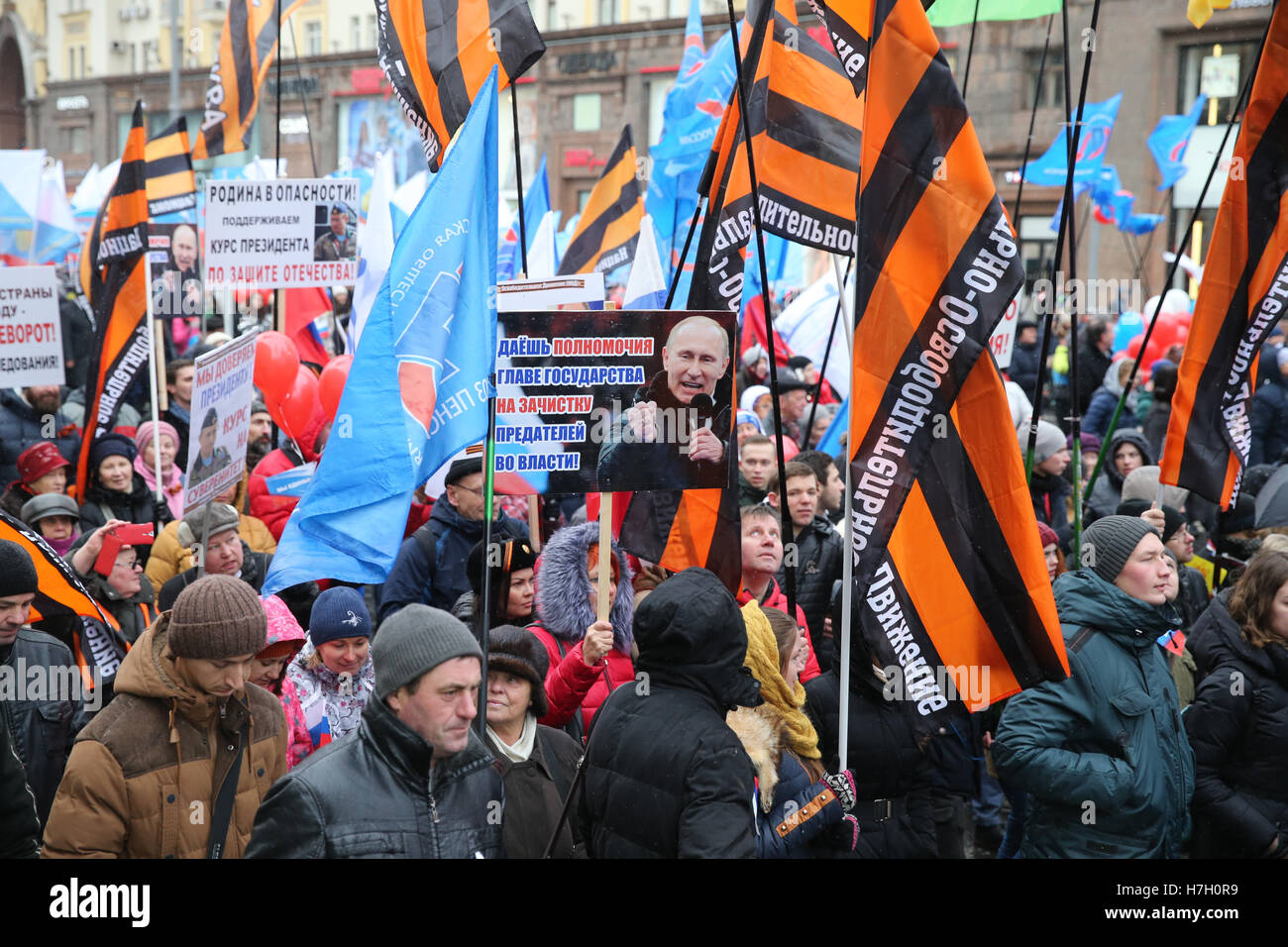 Moskau, Russland. 4. November 2016. Menschen nehmen Teil an einer Demonstration anlässlich Tag der nationalen Einheit in Twerskaja-Straße Russlands. Bildnachweis: Victor Vytolskiy/Alamy Live-Nachrichten Stockfoto