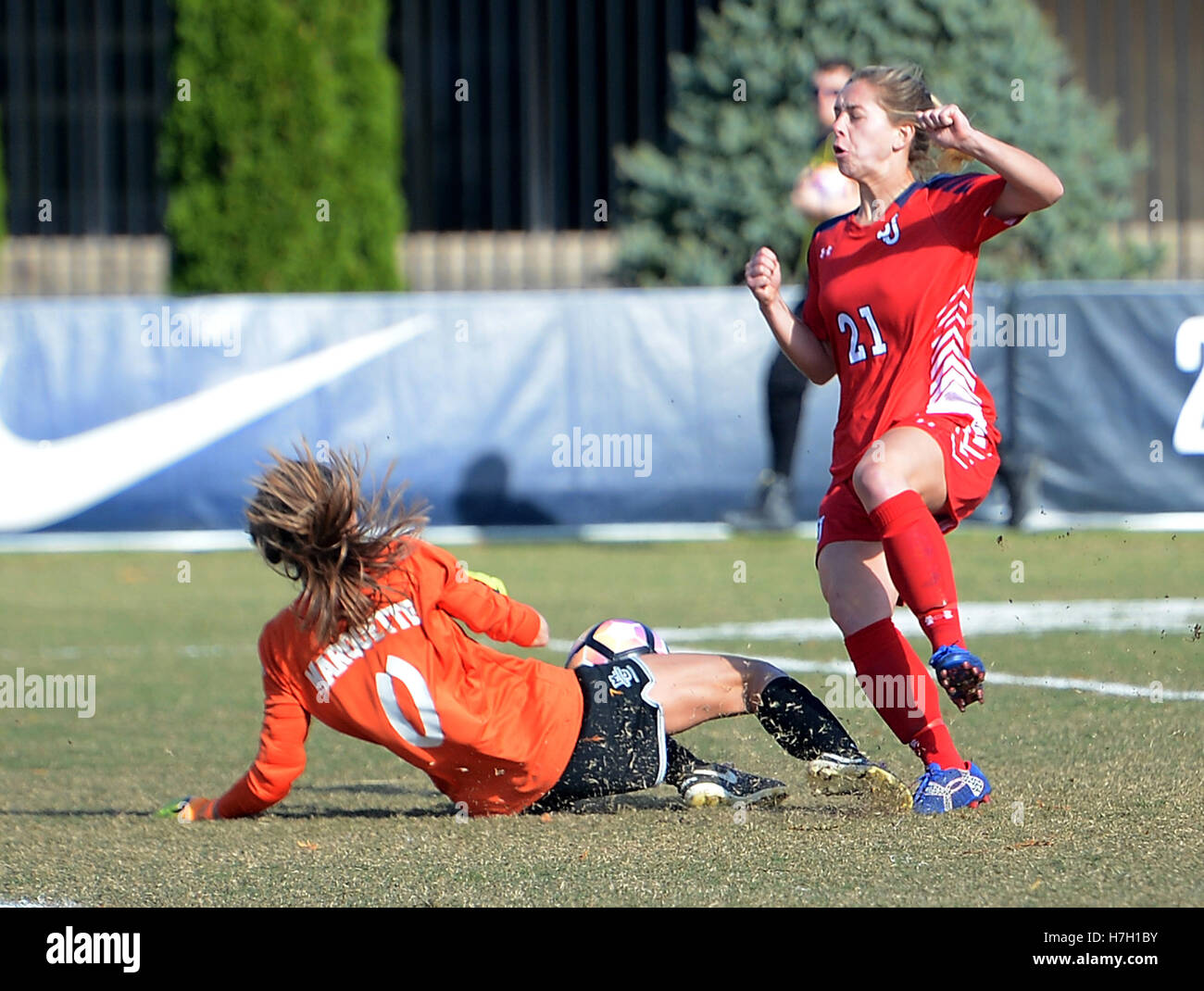 Washington, DC, USA. 4. November 2016. 20161104 - Marquette Torwart MADDY HENRY (0) hält einen scoring Versuch von St. Johns vorwärts SAMIE SCAFFIDI (21) in der ersten Hälfte von einem Big East Turnier Halbfinale in Shaw Field in Washington. © Chuck Myers/ZUMA Draht/Alamy Live-Nachrichten Stockfoto