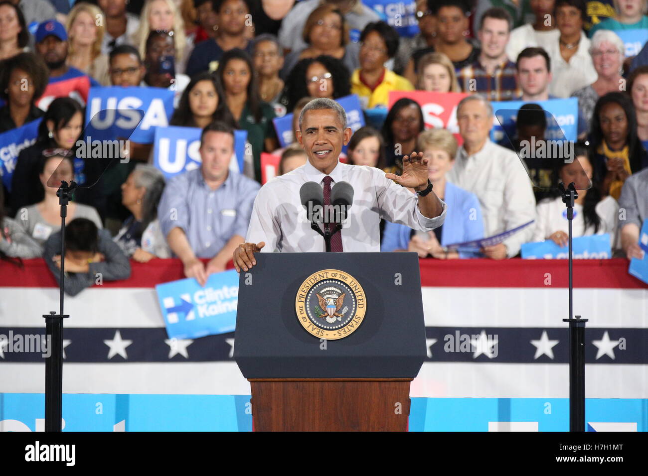 Charlotte, USA. 4. November 2016. Präsident Obama spricht im PNC-Musik-Pavillon in Charlotte, NC am 4. November 2016, nur vier Tage vor der Präsidentschaftswahl 2016 zur Unterstützung von Hillary Clinton. Bildnachweis: Das Foto Zugang/Alamy Live-Nachrichten Stockfoto