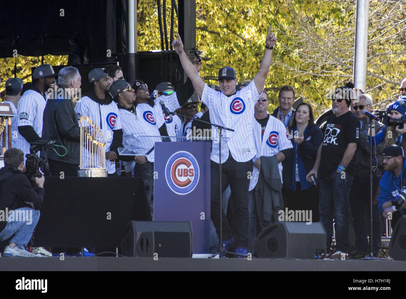 Chicago, Illinois, USA. 4. November 2016. 5 Millionen ekstatischen Chicagoans säumten die Paradestrecke und Grant Park für die World Series Champions - die Chicago Cubs-Feier am 4. November 2016 gefüllt. Die Parade begann im Wrigley Field, Heimstadion der Cubs folgten Addison Straße zum Lake Shore Drive North Michigan Avenue. Er dann ging Süden auf Columbus Drive nach Balbo und weiter nach Grant Park wo eine riesige Menschenmenge in jungen Kleidung auf sie wartete. Besitzer der Cubs, Tom Ricketts adressiert das sammeln, zusammen mit Trainer Joe Madden, und einige der jungen Spieler einschließlich MVP Ben Zobrist Stockfoto