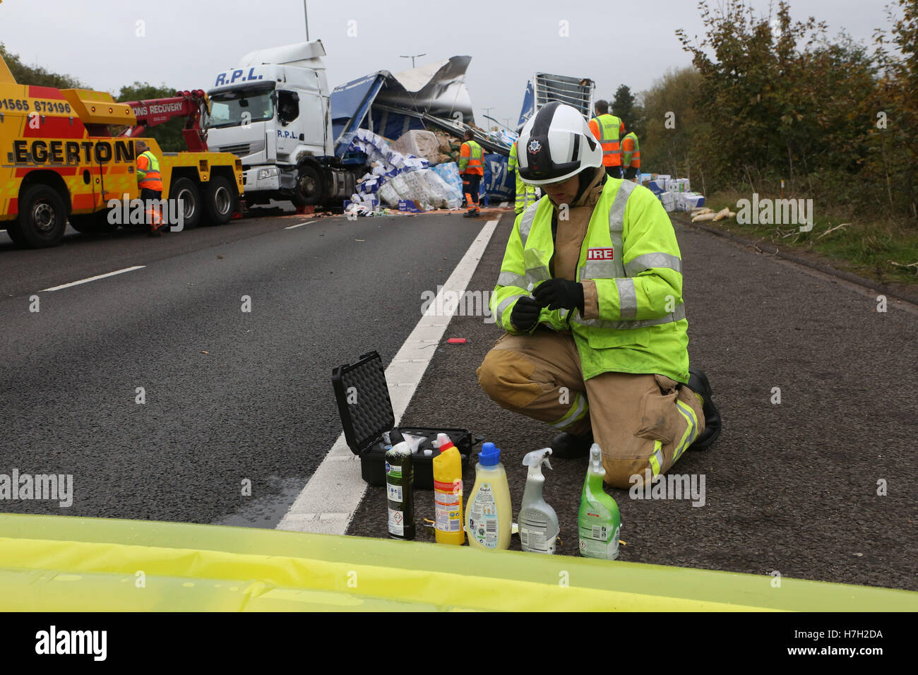 Reading, Berkshire Freitag, 4. November 2016 der Fahrer eines LKW, der abgestürzt verschütten Bleichmittel, Komfort Abfluss, Unblocker und Kraftstoff über die M4, schließen die Autobahn entkam unverletzt. DIE 42 Tonnen LKW war West zwischen den Anschlussstellen 12 und 11 wenn es umgedreht auf die Seite schließen zwei Fahrspuren am Freitag Morgen früh unterwegs. Polizei, Feuerwehr und Ambulanc Mannschaften wurden in die Szene aufgerufen, nachdem der LKW Bleichmittel und Diesel über die Straße in der Nähe von Reading Dienstleistungen bei 04:45 verschüttete. Bildnachweis: Uknip/Alamy Live-Nachrichten Stockfoto