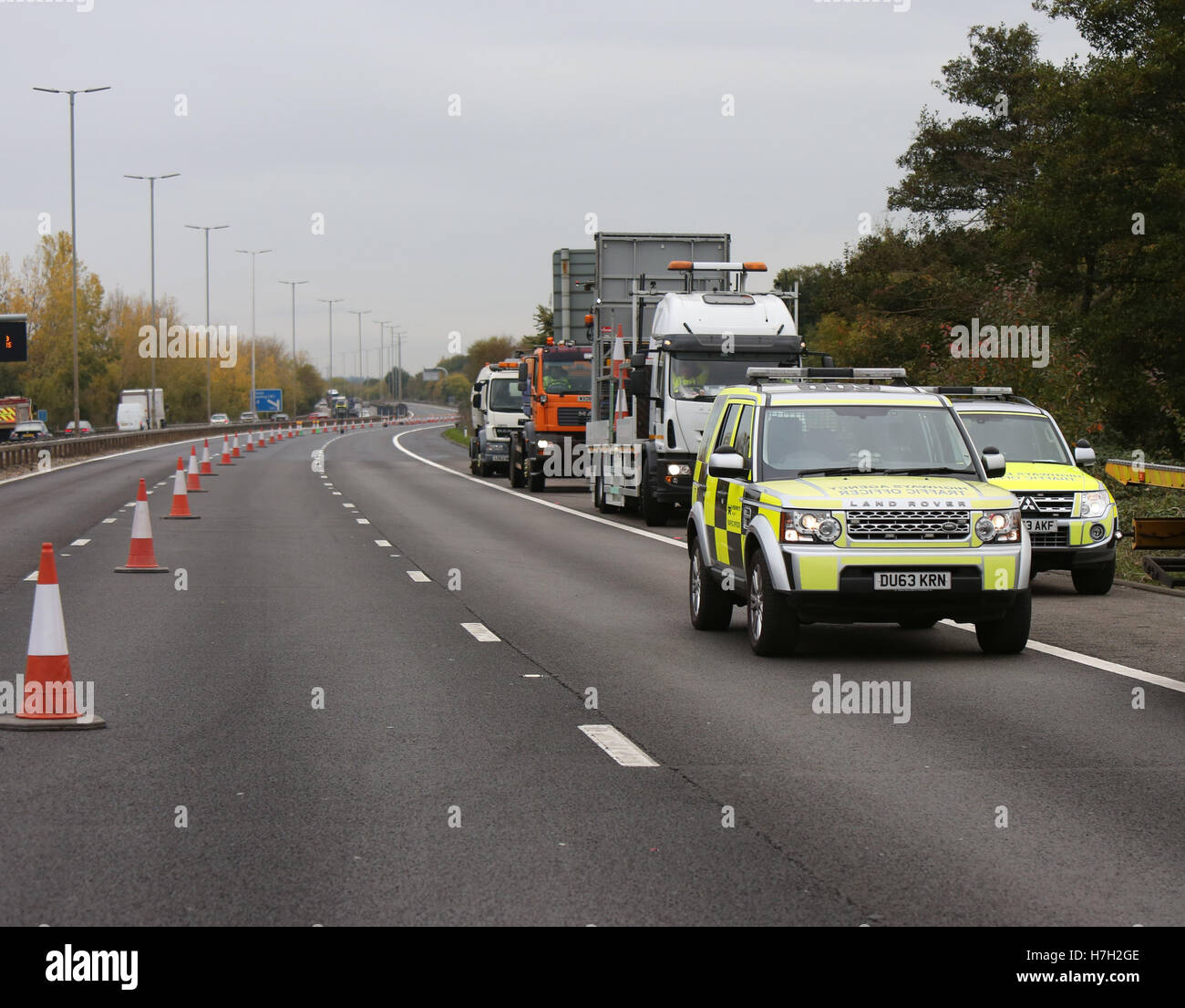 Reading, Berkshire Freitag, 4. November 2016 der Fahrer eines LKW, der abgestürzt verschütten Bleichmittel, Komfort Abfluss, Unblocker und Kraftstoff über die M4, schließen die Autobahn entkam unverletzt. DIE 42 Tonnen LKW war West zwischen den Anschlussstellen 12 und 11 wenn es umgedreht auf die Seite schließen zwei Fahrspuren am Freitag Morgen früh unterwegs. Polizei, Feuerwehr und Ambulanc Mannschaften wurden in die Szene aufgerufen, nachdem der LKW Bleichmittel und Diesel über die Straße in der Nähe von Reading Dienstleistungen bei 04:45 verschüttete. Bildnachweis: Uknip/Alamy Live-Nachrichten Stockfoto