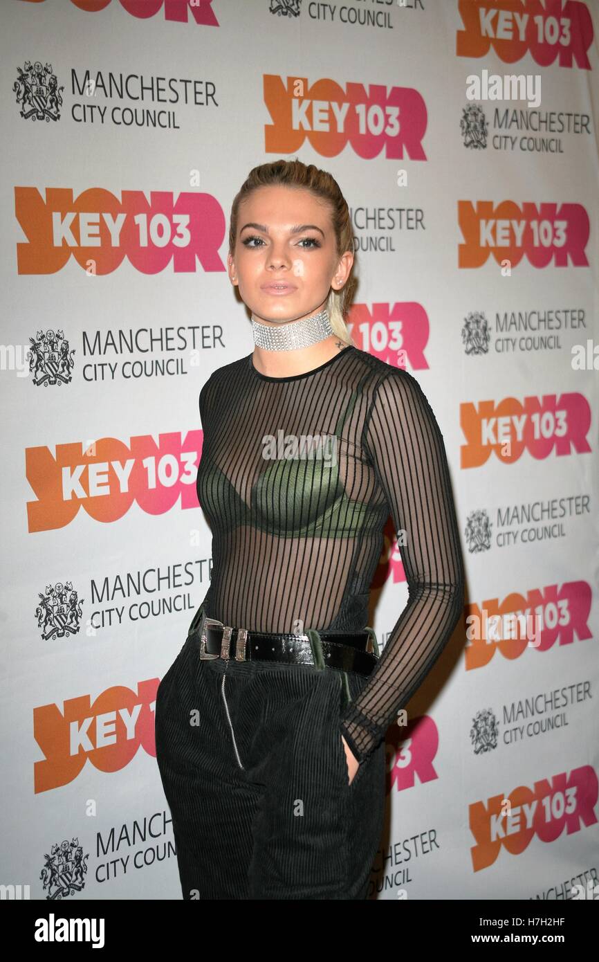 Manchester, UK. 4. November 2016. Louisa Johnson Sänger Manchester Weihnachten 2016 Lichter einschalten Credit: Peter Simpson/Alamy Live-Nachrichten Stockfoto