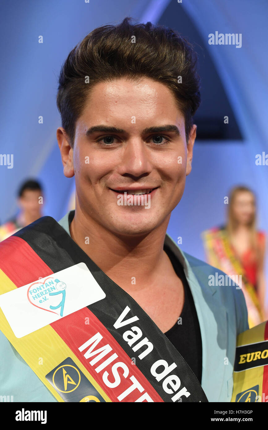 Rheinstetten, Deutschland. 4. November 2016. Dominik Bruntner aus Hochdorf wurde als Mister Baden-Wurrtemberg 2016 bei den Schönheitswettbewerb Miss und Mister Baden-Württemberg 2016 an der Messe Karlsruhe in Rheinstetten, Deutschland, 4. November 2016 gewählt. Foto: ULI DECK/Dpa/Alamy Live-Nachrichten Stockfoto