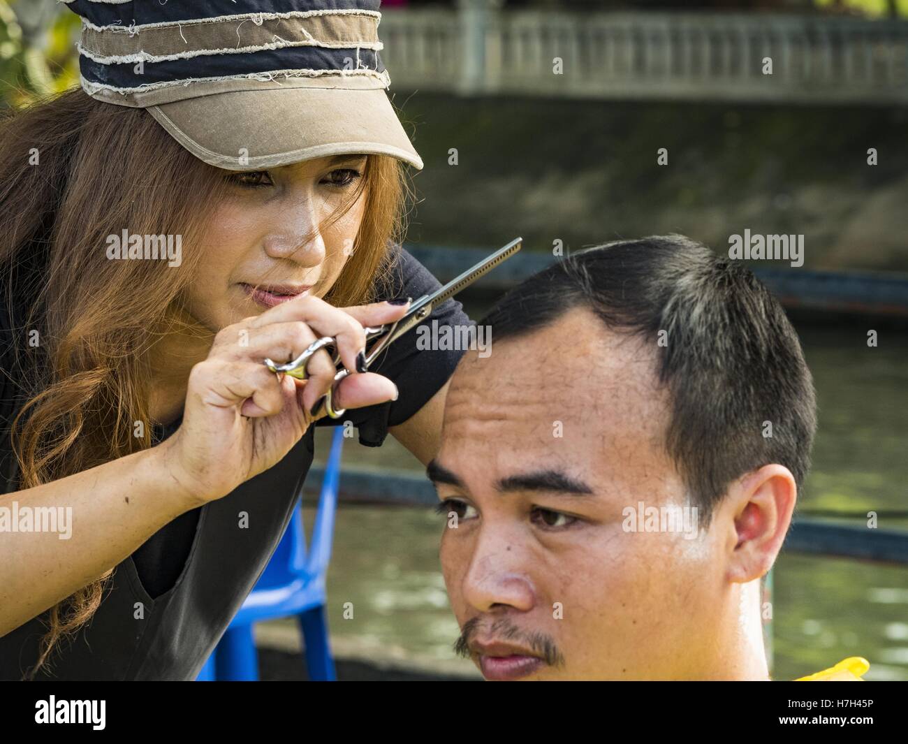 Bangkok, Bangkok, Thailand. 5. November 2016. Friseure auf Damrong Rak Straße, nahe dem Grand Palace, geben kostenlose Haarschnitte, Menschen gehen, um den Palast, den König zu trauern. Thais sind Ehren ihrer verstorbenen Königs Bhumibol Adulyadej, auch bekannt als Rama IX auf verschiedene Weise. Viele Friseure bieten trauernden frei Abschläge auf den Straßen in der Nähe von dem Grand Palace, wo der König im Staat und Gemeinden rund um den Palast liegt Trauernden zu Fuß zum Palast kostenlose Mahlzeiten anbieten. Bildnachweis: Jack Kurtz/ZUMA Draht/Alamy Live-Nachrichten Stockfoto