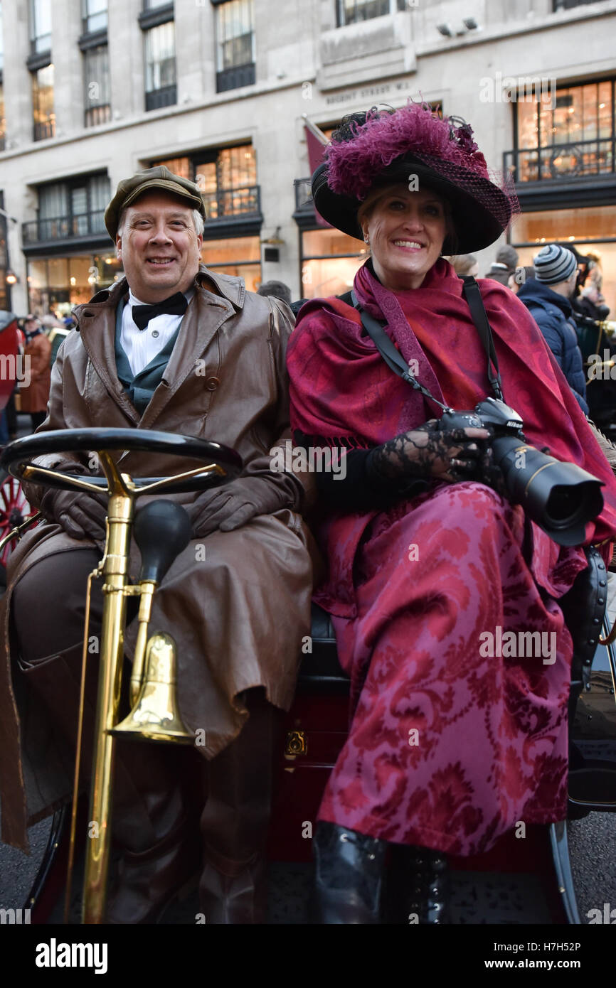 Regent Street, London, UK. 5. November 2016. Autos und Fahrer aus der London, Brighton-Rennen in der Regent Street Motor Show. Stockfoto