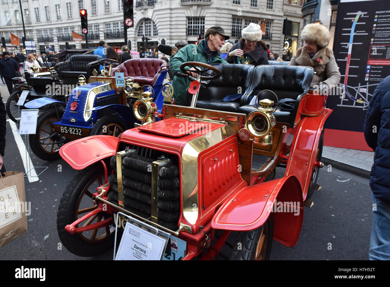 Regent Street, London, UK. 5. November 2016. Autos und Fahrer aus der London, Brighton-Rennen in der Regent Street Motor Show. Stockfoto