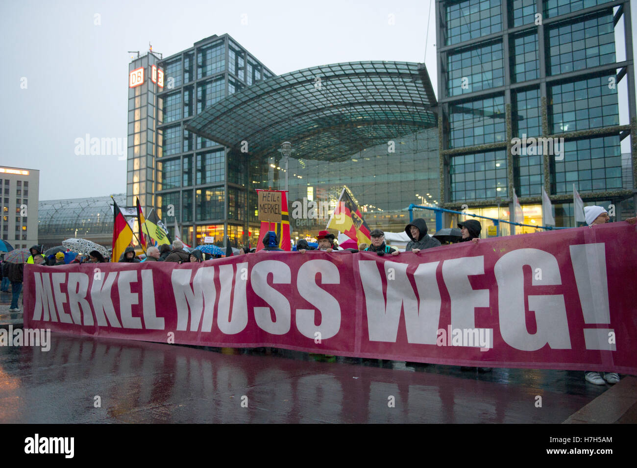 Berlin, Deutschland. 5. November 2016. "Merkel Muss Weg!" (lt. muss Merkel!) können Sie Ben auf gesehen auf ein Banner während der vierten Demonstration der rechten populistischen Allianz "Wir Fuer Deutschland" in Berlin, Deutschland, 5. November 2016. Foto: PAUL ZINKEN/Dpa/Alamy Live News Stockfoto