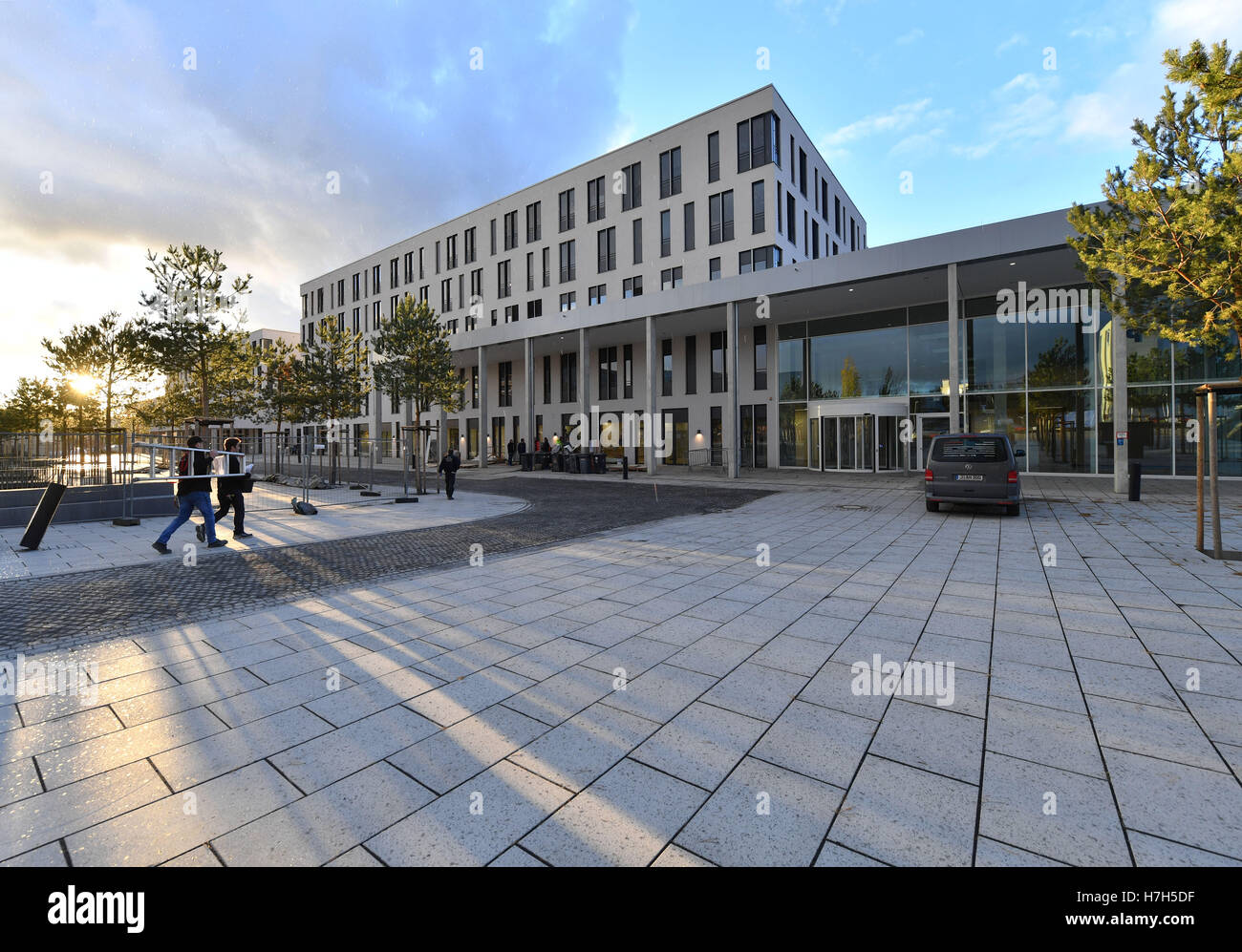 Jena, Deutschland. 2. November 2016. Handwerker gehen in Richtung der zukünftigen Eingang des neu errichteten Universitätsklinikum Jena, Deutschland, 2. November 2016. Die neu weiterwachsen Gebäude am 4. November 2016 übergeben werden werden. Das Projekt zählt zu den größten Krankenhaus-Neubauten in Deutschland. Auf der ca. 50m, 000 qm es ist genügend Platz für insgesamt 15 Kliniken und Instituten. Das Universitätsklinikum bietet den Neubau des zweiten Bauabschnitts am Tag der offenen Tür am 5. November. Foto: MARTIN SCHUTT/Dpa/Alamy Live News Stockfoto