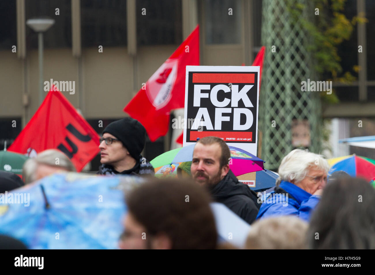 Ein Schild an einer Anti-AfD-Rallye in Bielefeld, Deutschland. Stockfoto