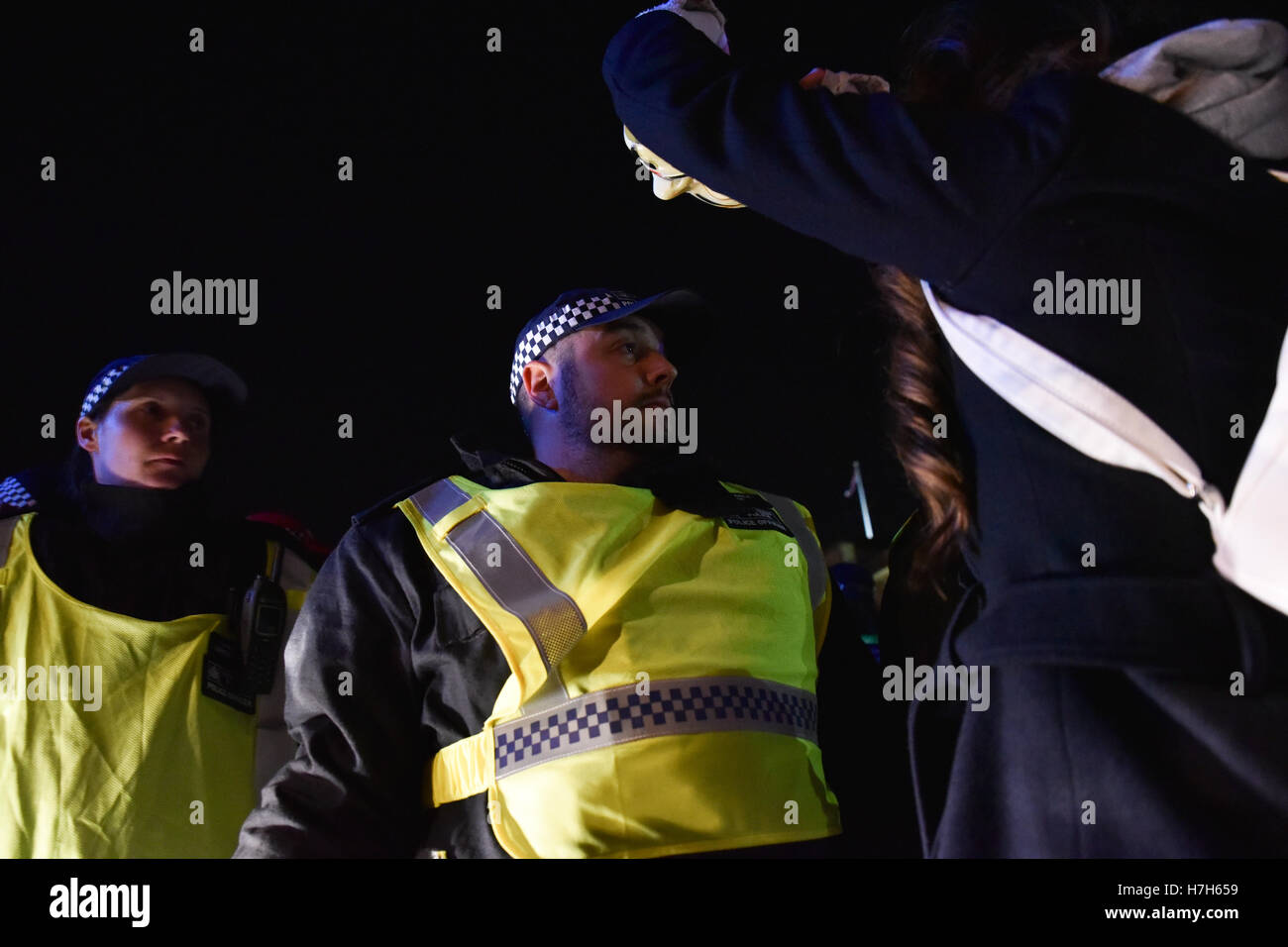 London, UK. 5. November 2016. Demonstranten und Polizei bei der Million Maske März Credit: Matthew Chattle/Alamy Live News Stockfoto