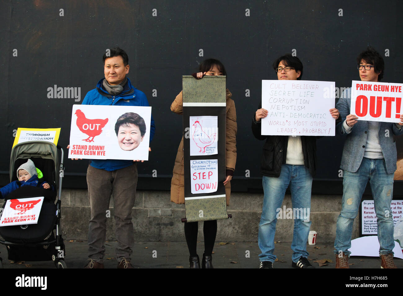 National Portrait Gallery, London, UK. 5. November 2016. Eine Gruppe von Protestierenden Demonstranten vor der National Portrait Gallery fordern den Rücktritt des südkoreanischen Präsidenten Park Geun-Hye-Credit: Dinendra Haria/Alamy Live News Stockfoto