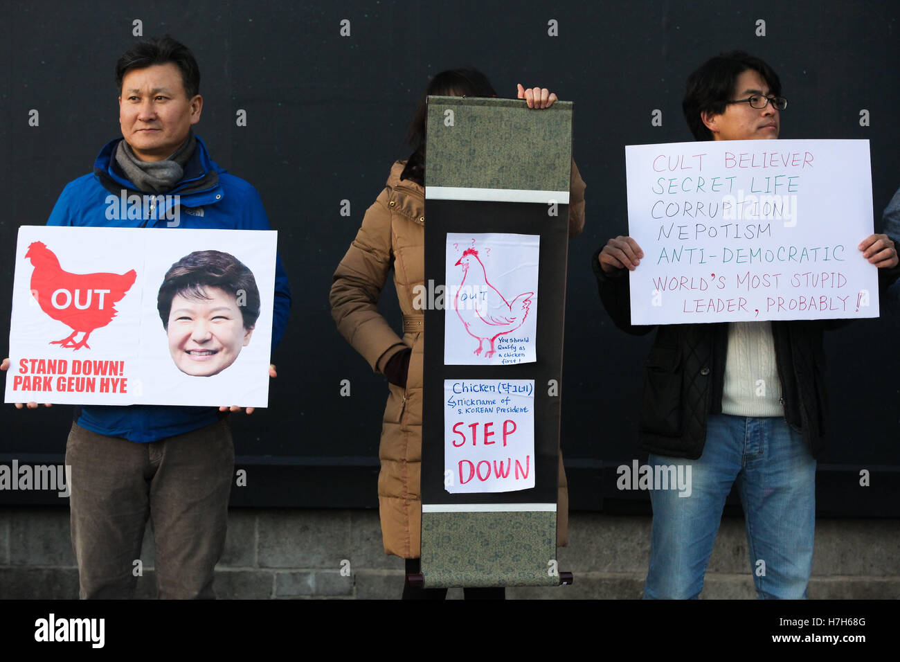 National Portrait Gallery, London, UK. 5. November 2016. Eine Gruppe von Protestierenden Demonstranten vor der National Portrait Gallery fordern den Rücktritt des südkoreanischen Präsidenten Park Geun-Hye-Credit: Dinendra Haria/Alamy Live News Stockfoto
