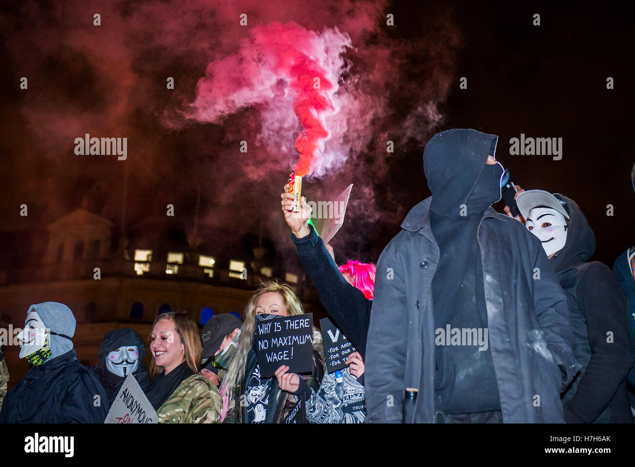 London, UK. 5. November 2016. Die Versammlung am Trafalgar Square ist sehr freundlich aber mit einem starken Polizeiaufgebot - The Million Mask März - Anti-Establishment-Demonstranten in V wie Vendetta-inspirierten Guy Fawkes Masken März von Trafalgar Square bis Parliament Square. Es wurde von Anonymous, das anarchische "Hacktivisten" Netzwerk organisiert. Die Bewegung ist auch eng mit der Occupy-Proteste, Wikileaks und der Arabische Frühling Kredit identifiziert: © Guy Bell/Alamy Live News Stockfoto