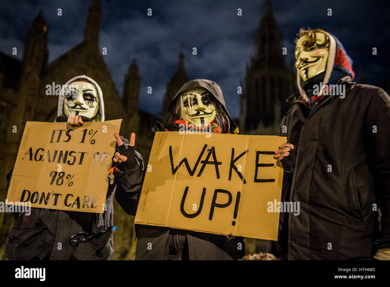 London, UK. 5. November 2016. Die Million Maske März März außerhalb des Parlaments - Anti-Establishment-Demonstranten in V für Vendetta inspirierten Guy Fawkes Masken vom Trafalgar Square entfernt, Parliament Square. Es wurde von Anonymous, das anarchische "Hacktivisten" Netzwerk organisiert. Die Bewegung ist auch eng mit der Occupy-Proteste, Wikileaks und der Arabische Frühling identifiziert. ll/Alamy Live News Bildnachweis: Guy Bell/Alamy Live-Nachrichten Stockfoto