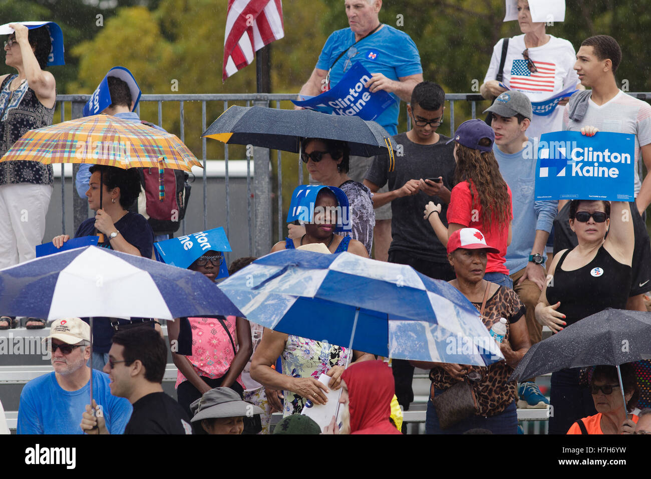 Pembroke Pines, USA. 5. November 2016. Präsidentschafts Kandidat Hillary Clinton-Fans trotzten den Regen bei c.b. Smith Park, Pembroke Pines, FL - 5. November 2016 Credit: The Foto Zugang/Alamy Live News Stockfoto