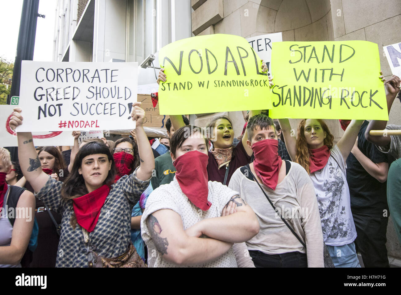 Atlanta, GA, USA. 4. November 2016. Etwa 75 Demonstranten in Atlanta marschieren, solidarisch mit dem Standing Rock Sioux-Stamm in die ihren Widerstand gegen die Dakota-Zugang-Pipeline, die in Nord-Dakota gebaut wird. Die Demonstranten besetzt eine CSX-Bahnlinie für fünf Stunden, bis von der Polizei ausgezahlt. © Steve Eberhardt/ZUMA Draht/Alamy Live-Nachrichten Stockfoto