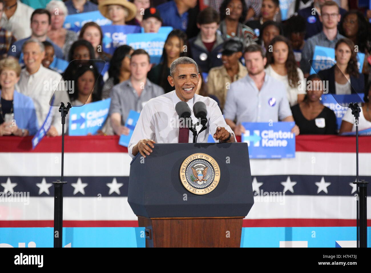 Präsident Obama spricht im PNC-Musik-Pavillon in Charlotte, NC am 4. November 2016, nur vier Tage vor der Präsidentschaftswahl 2016 zur Unterstützung von Hillary Clinton. Stockfoto