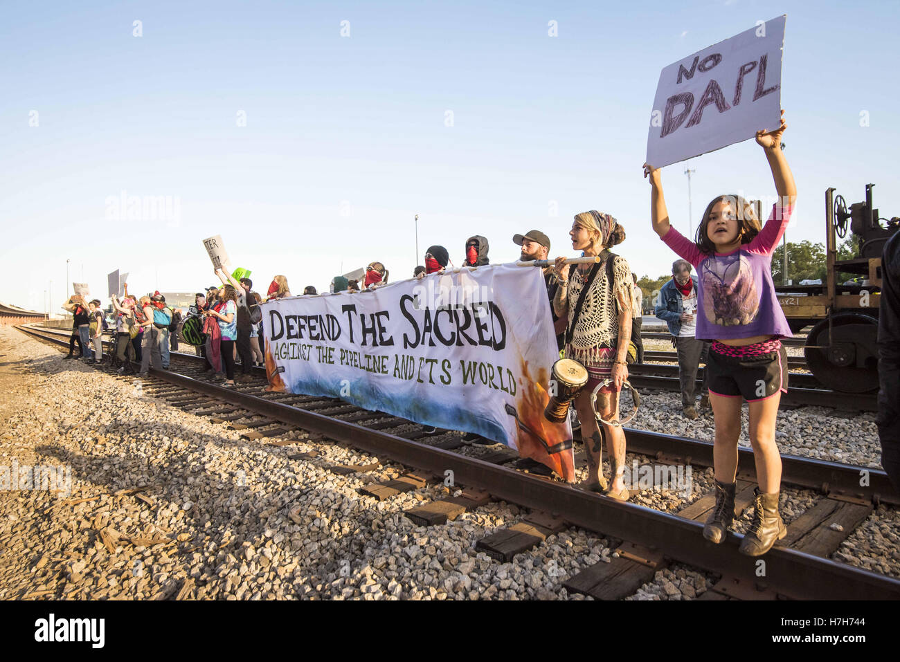 Atlanta, GA, USA. 4. November 2016. Etwa 75 Demonstranten in Atlanta marschieren, solidarisch mit dem Standing Rock Sioux-Stamm in die ihren Widerstand gegen die Dakota-Zugang-Pipeline, die in Nord-Dakota gebaut wird. Die Demonstranten besetzt eine CSX-Bahnlinie für fünf Stunden, bis von der Polizei ausgezahlt. © Steve Eberhardt/ZUMA Draht/Alamy Live-Nachrichten Stockfoto