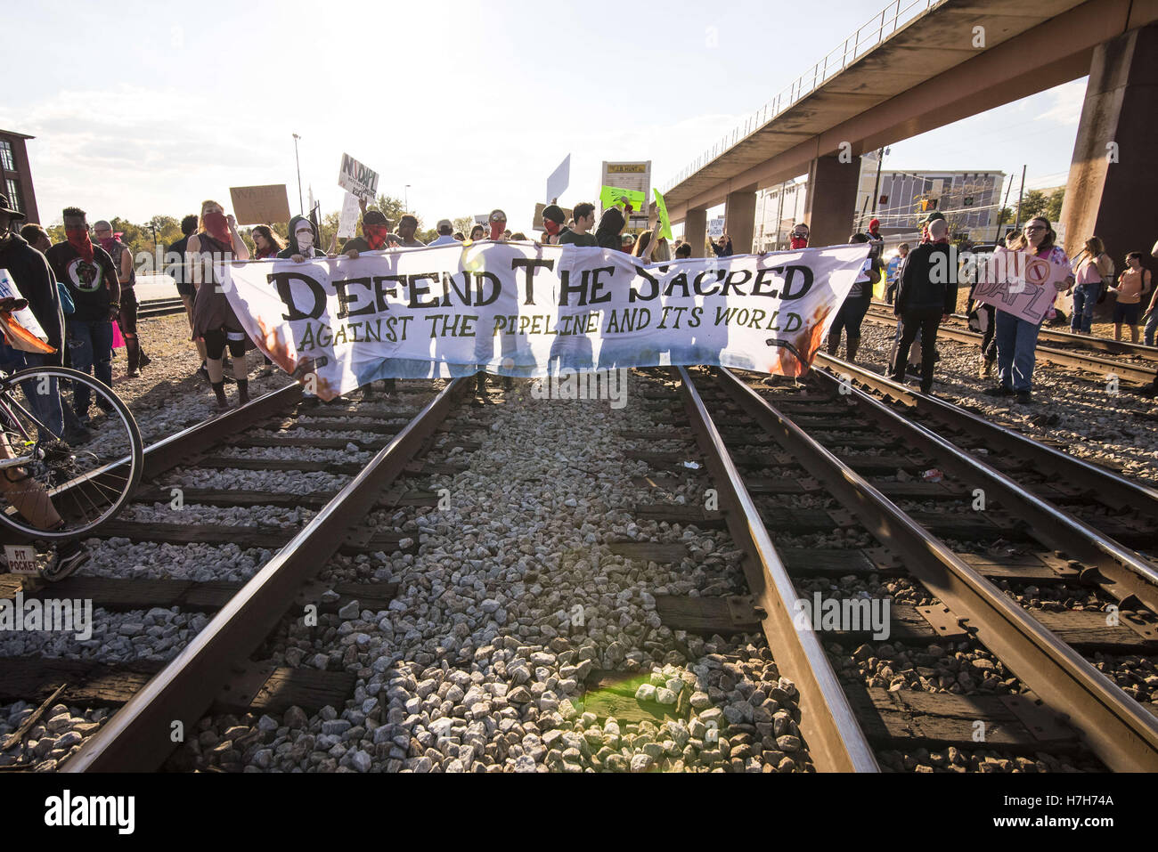 Atlanta, GA, USA. 4. November 2016. Etwa 75 Demonstranten in Atlanta marschieren, solidarisch mit dem Standing Rock Sioux-Stamm in die ihren Widerstand gegen die Dakota-Zugang-Pipeline, die in Nord-Dakota gebaut wird. Die Demonstranten besetzt eine CSX-Bahnlinie für fünf Stunden, bis von der Polizei ausgezahlt. © Steve Eberhardt/ZUMA Draht/Alamy Live-Nachrichten Stockfoto