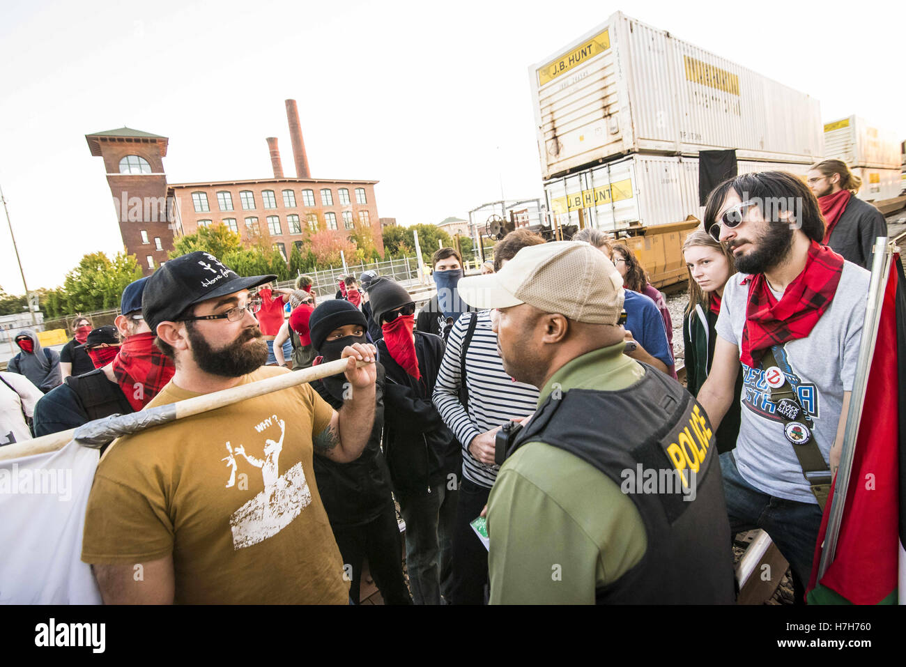 Atlanta, GA, USA. 4. November 2016. Etwa 75 Demonstranten in Atlanta marschieren, solidarisch mit dem Standing Rock Sioux-Stamm in die ihren Widerstand gegen die Dakota-Zugang-Pipeline, die in Nord-Dakota gebaut wird. Die Demonstranten besetzt eine CSX-Bahnlinie für fünf Stunden, bis von der Polizei ausgezahlt. © Steve Eberhardt/ZUMA Draht/Alamy Live-Nachrichten Stockfoto